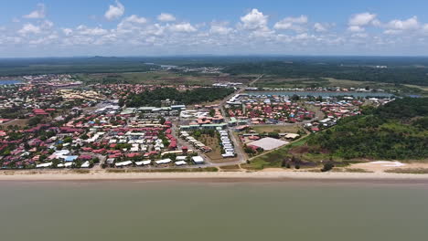 Die-Stadt-Kourou,-Französisch-Guayana-Per-Drohne